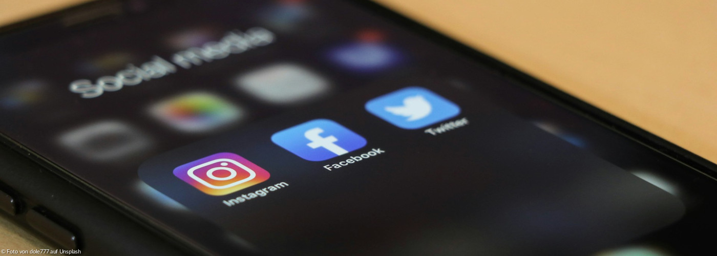 Smartphone mit Anzeige verschiedener Social Media Apps