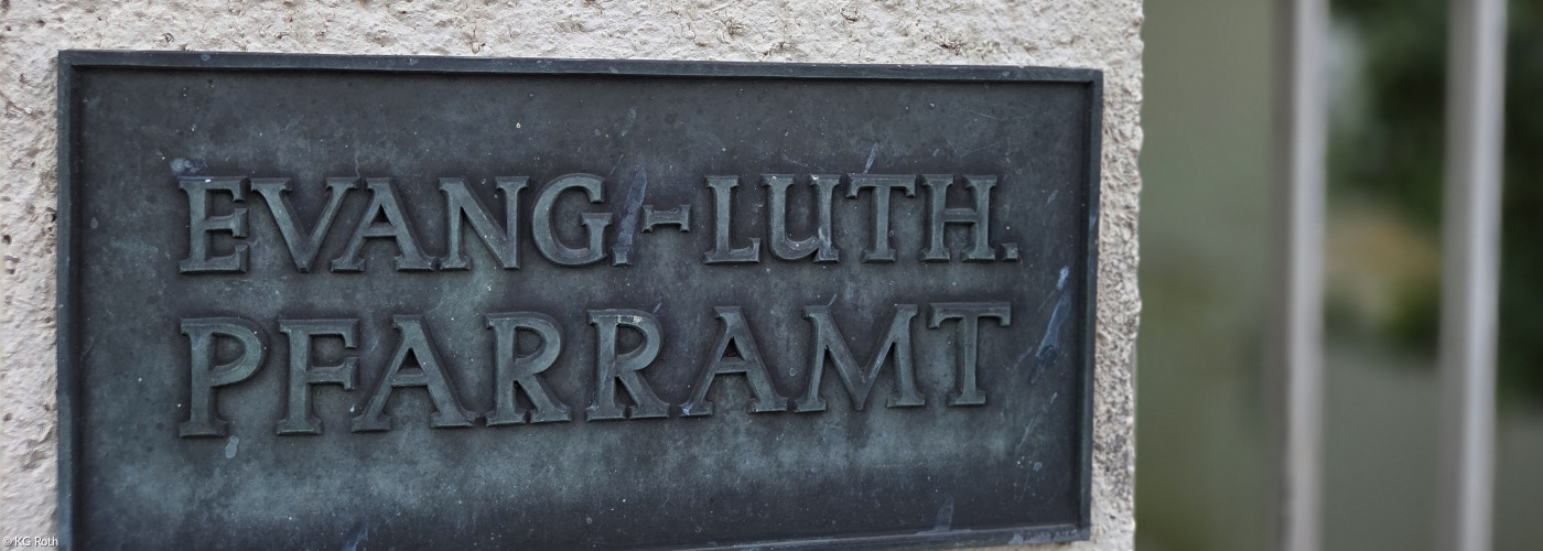 Schild: Evang.-Luth. Pfarramt