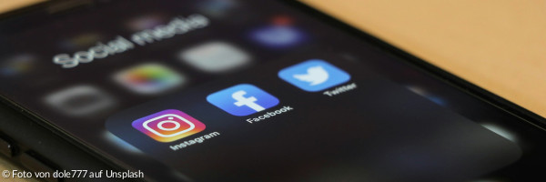 Smartphone mit Anzeige verschiedener Social Media Apps
