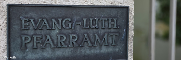 Schild: Evang.-Luth. Pfarramt