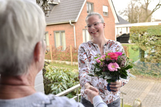 Besuch mit Blumenstrauß