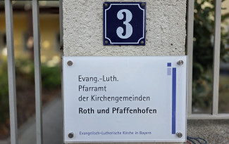 Schild: Pfarramt Roth